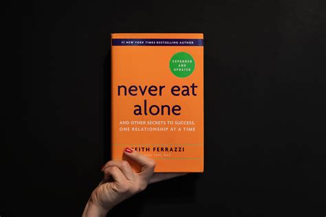  “Never Eat Alone” ¿Un banquete para la ambición o una receta para el éxito social?